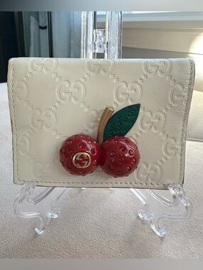 Gucci Signature Cherry Leather Compact Wallet - Authentic - White - New w/ Flaws